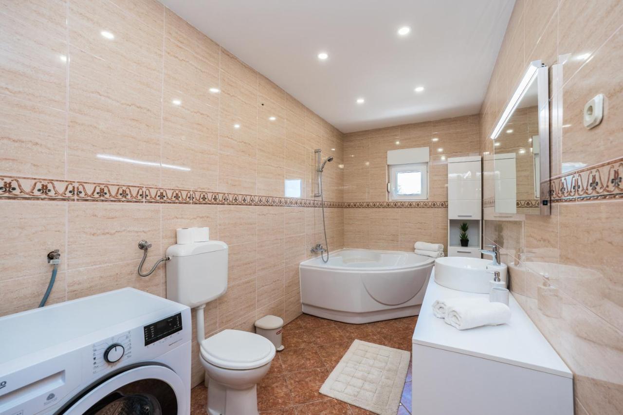 Apartmani Tomeri Starigrad Paklenica Exterior foto